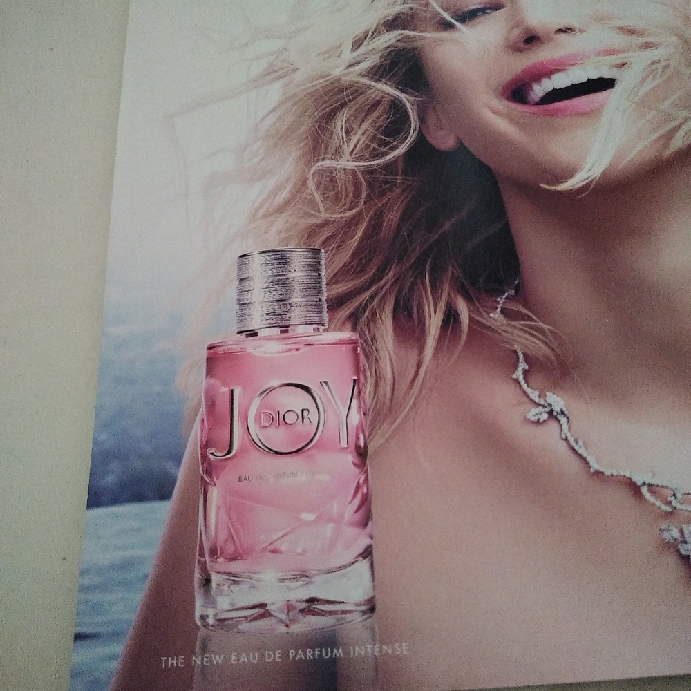 ELLE Magazine 190 Pages - Picture 3 of 7